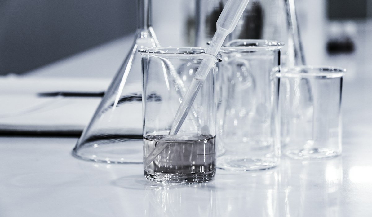 Physics laboratory glassware and chemical measurement tools