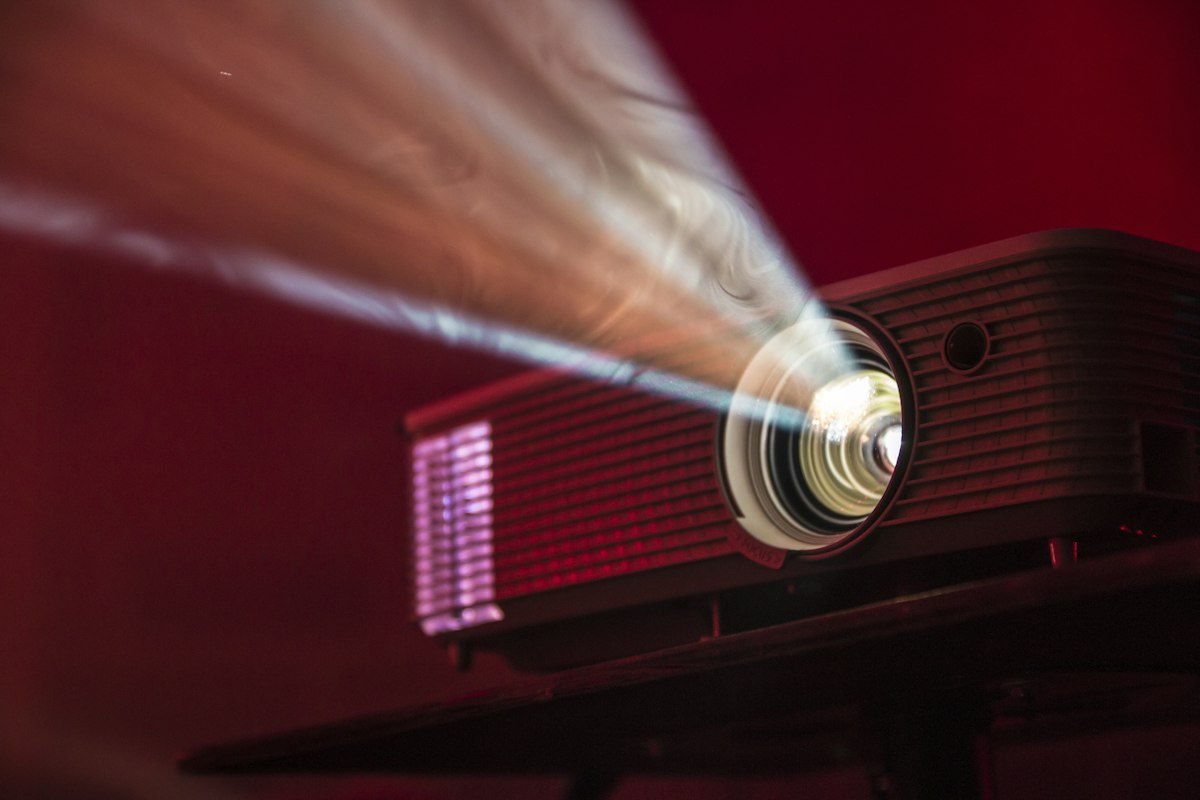 Digital film editor selecting high-retention video frames and color grading thumbnail packaging