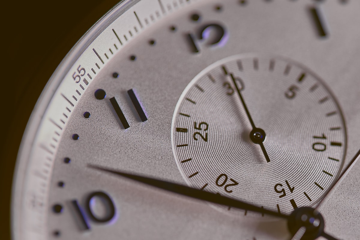 Timer and notebook illustrating the 7-second recruiter resume review